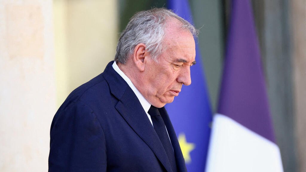 La extrema derecha francesa rechaza acuerdo de compromiso para salvar el gobierno del primer ministro Bayrou