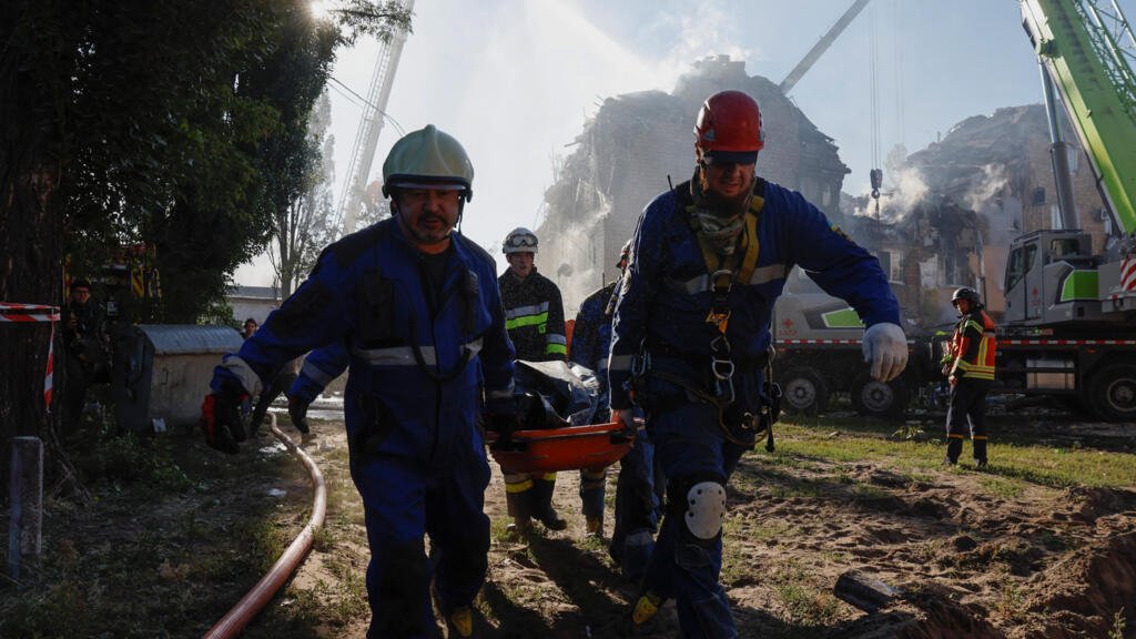 Sube a 23 cifra de muertos tras ataque ruso en Kiev; Moscú tilda de “parcial” plan de garantías para Ucrania