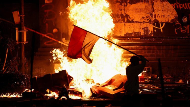 Protestas en Indonesia contra aumento salarial de legisladores dejan muertos, saqueos e incendios