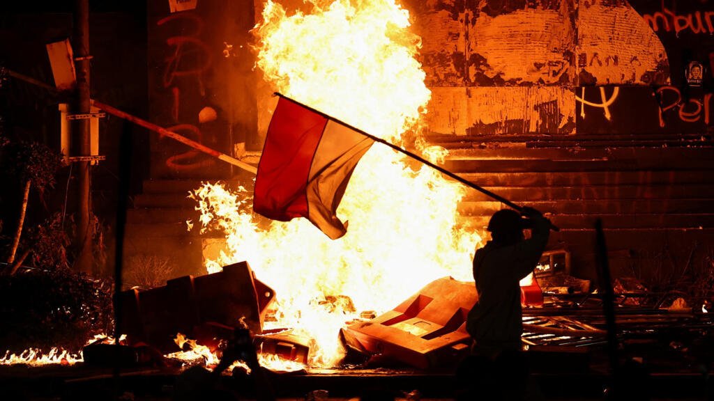 Protestas en Indonesia contra aumento salarial de legisladores dejan muertos, saqueos e incendios