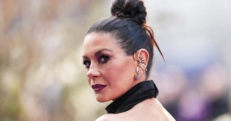 Catherine Zeta-Jones, la Morticia de la serie Merlina, habló de su vínculo con Lady Gaga y de por qué se hizo viral en TikTok