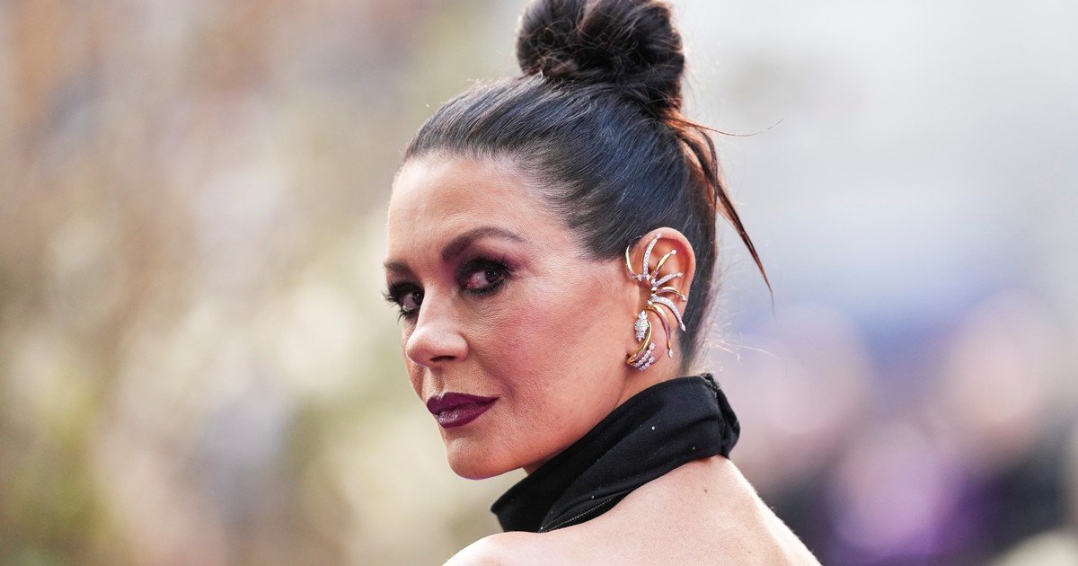 Catherine Zeta-Jones, la Morticia de la serie Merlina, habló de su vínculo con Lady Gaga y de por qué se hizo viral en TikTok