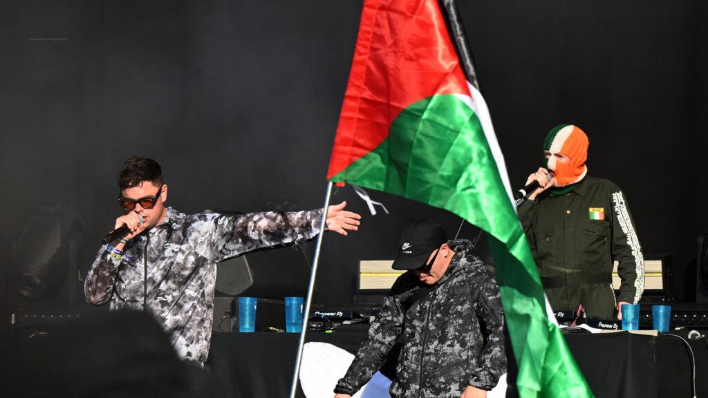 ¿Por qué el grupo de rap irlandés Kneecap genera tanta polémica?