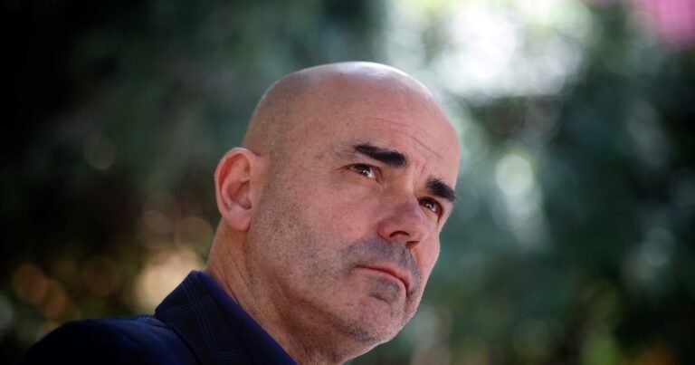 Eduardo Sacheri: "No hay ficción argentina que se interrogue qué sucedió en las Malvinas"