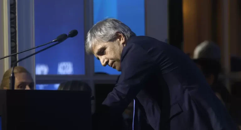 Un fantasma recorre la economía argentina y Caputo lo acaba de reconocer en público