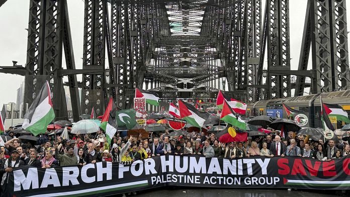 Marcha por la paz en Gaza en el emblemático puente Harbour de Sídney
