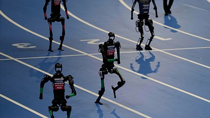 NO COMMENT: Los robots ya corren y juegan al fútbol en los primeros juegos mundiales en Pekín