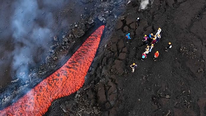 NO COMMENT: Nueva erupción del volcán Etna cubre de lava sus laderas