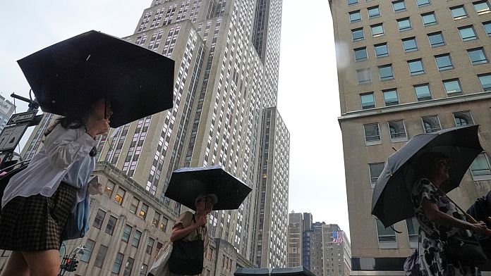 NO COMMENT: Caos en el transporte de la costa este de EE.UU. por las lluvias