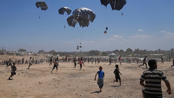 NO COMMENT: Multitudes se agolpan hacia la ayuda que cae en Gaza durante una caótica estampida