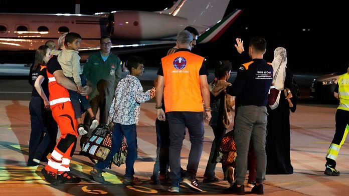 Italia evacúa por razones médicas a más de 100 palestinos, incluídos 31 menores