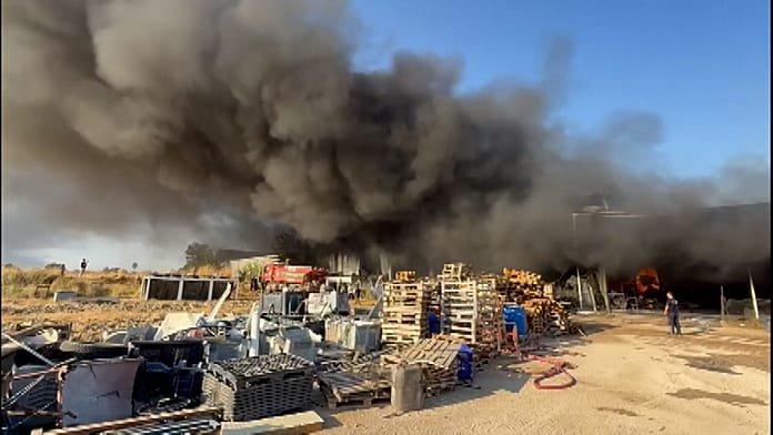 Se extiende un incendio de un almacén refrigerado en Antalya, Turquía