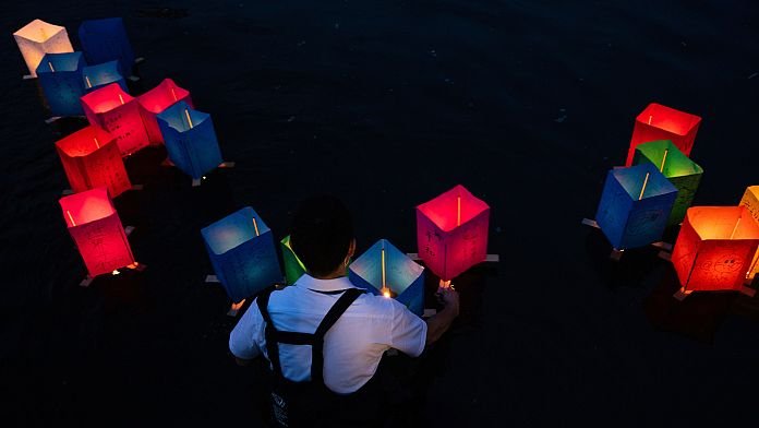 NO COMMENT: Lanzan farolillos en el río de Hiroshima en homenaje a las víctimas de la bomba atómica