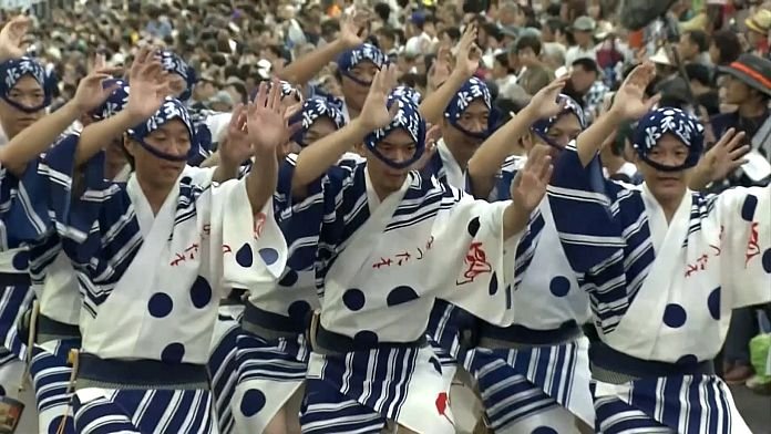 NO COMMENT: Las actuaciones nocturnas marcan el festival de Awa Odori en Japón