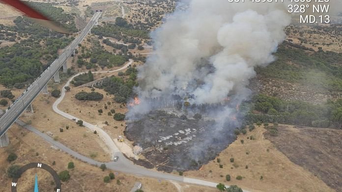 Un incendio en Colmenar Viejo en una zona colindante a Tres Cantos obliga a desalojar viviendas