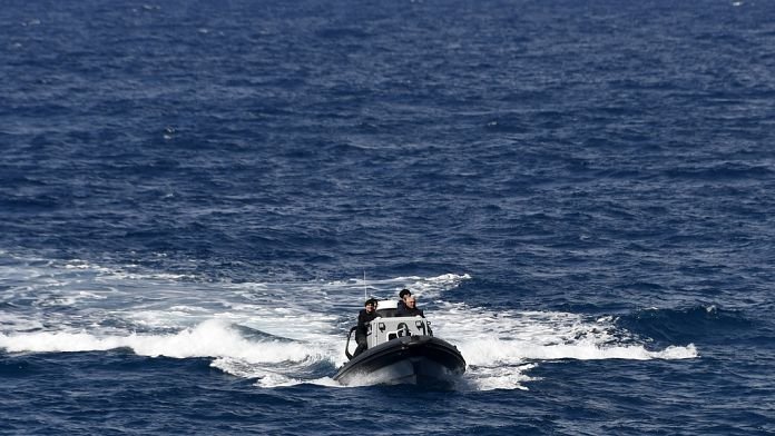VÍDEO: Rescatan a varios turistas franceses de un velero fuera de control frente a Mykonos