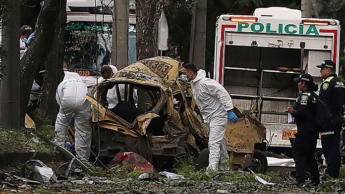 Al menos 17 muertos en un atentado con coche bomba y otro con helicóptero en Colombia