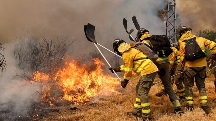 España despliega 500 soldados más en las labores de extinción de los incendios forestales