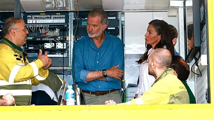 Felipe VI y Letizia visitan las áreas devastadas por incendios forestales y a sus afectados