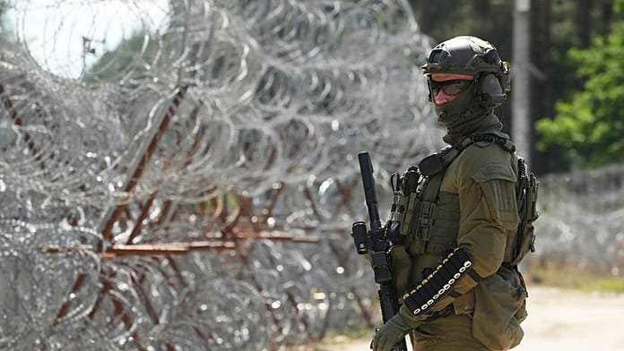 Un soldado polaco se hiere a sí mismo al intentar lanzar una granada contra unos migrantes