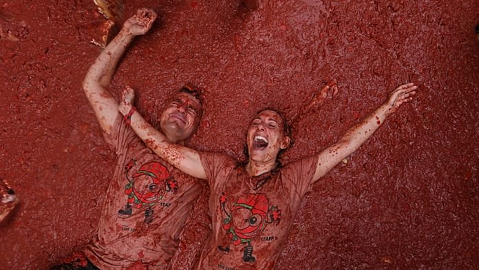 La Tomatina tiñe de rojo Buñol en su 80º aniversario