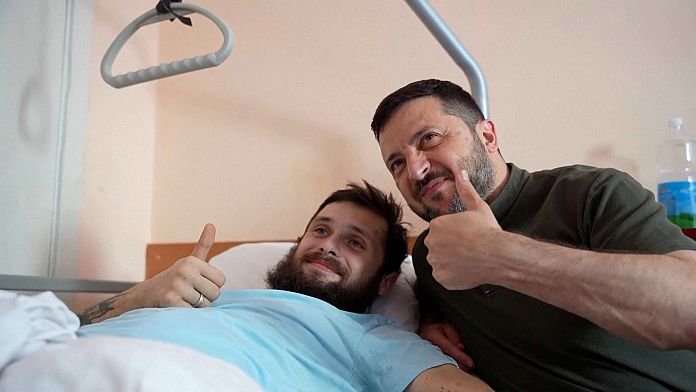 NO COMMENT: Zelenski visita a soldados heridos en el hospital militar de Járkov