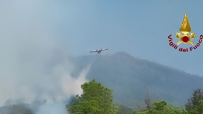 El incendio bajo el Vesubio ya es visible desde el espacio: 3 frentes siguen activos