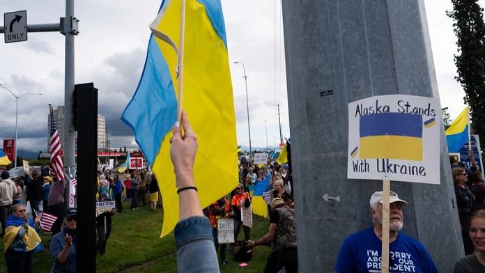 Manifestantes proucranianos se oponen a la cumbre Trump - Putin en Alaska