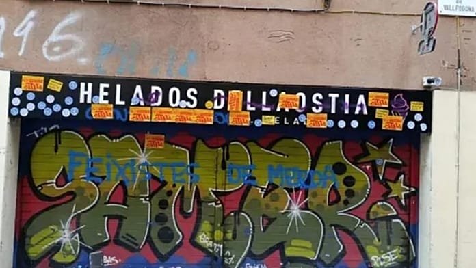 Vandalismo en una heladería de Barcelona tras ser denunciado su dueño por no atender en catalán