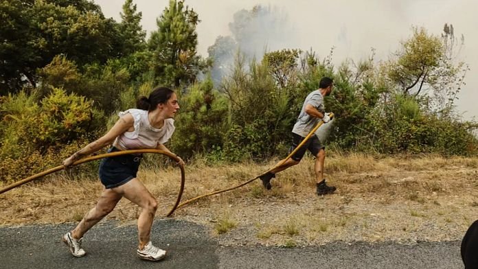 FOTOS: Así luchan bomberos y voluntarios contra los incendios que devastan España