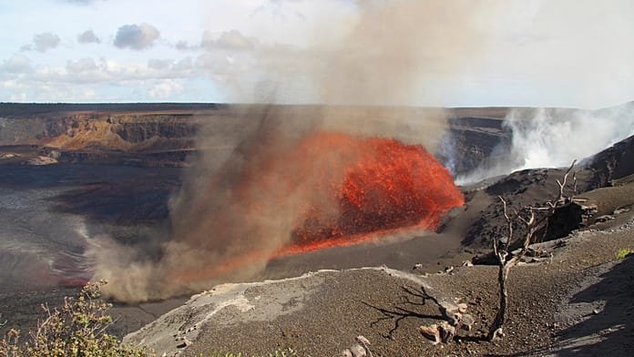 El volcán hawaiano Kilauea despierta de nuevo convirtiéndose en una fuente de lava durante 12 horas
