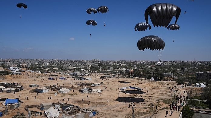 Aviones lanzan ayuda humanitaria a la Franja de Gaza mientras el fuego israelí mata al menos a 18 personas