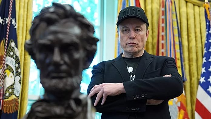 Musk tacha de "salsa débil" al líder reformista británico Farage tras su promesa de medidas contra la inmigración ilegal