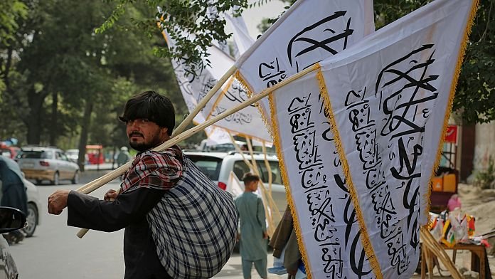 El líder talibán advierte a los afganos en el cuarto aniversario de la toma del poder