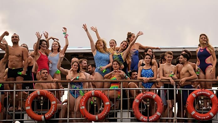 NO COMMENT: 2.800 nadadores compiten en el Bósforo uniendo Asia con Europa