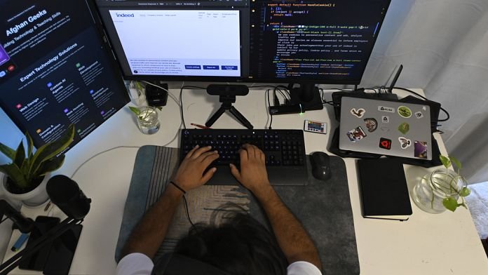 Un refugiado en Grecia enseña codificación a mujeres de Afganistán