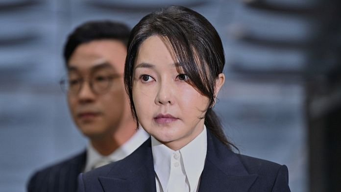 Detienen a la esposa del expresidente surcoreano encarcelado Yoon Suk Yeol por presunta corrupción