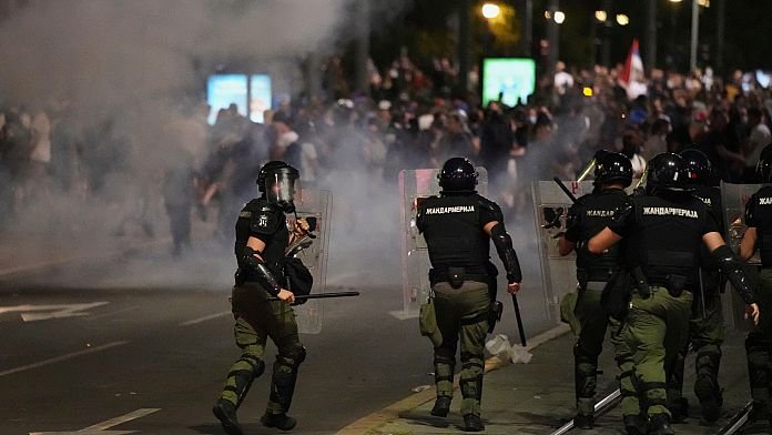 56 detenidos en una noche de disturbios en Serbia con enfrentamientos por el accidente de Novi Sad