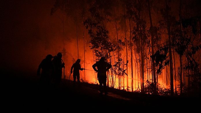La ola de calor en España desata los incendios en Tarifa, Ponteceso y Añorbe
