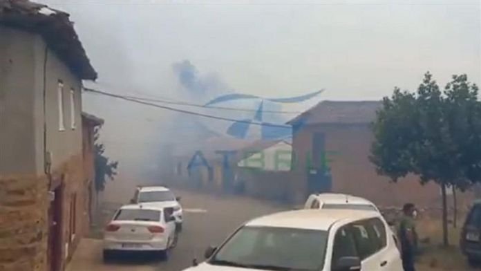 Un joven voluntario muere en León y los incendios se desbocan en plena ola de calor