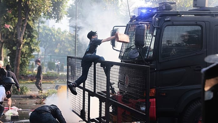 Aumentan las tensiones en Indonesia: Las protestas se extienden a más ciudades tras la muerte de un mensajero