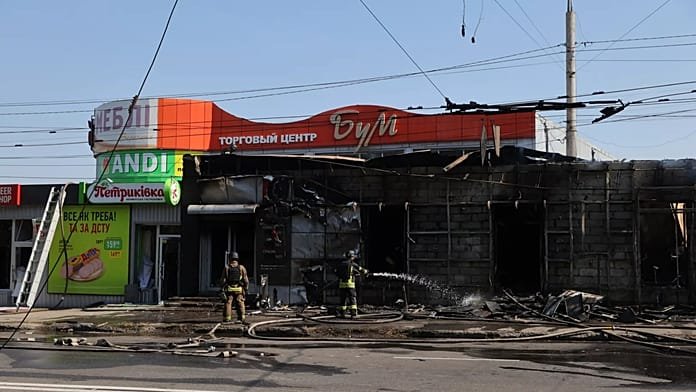 Al menos un muerto y 14 heridos tras varios ataques rusos en el oeste de Ucrania