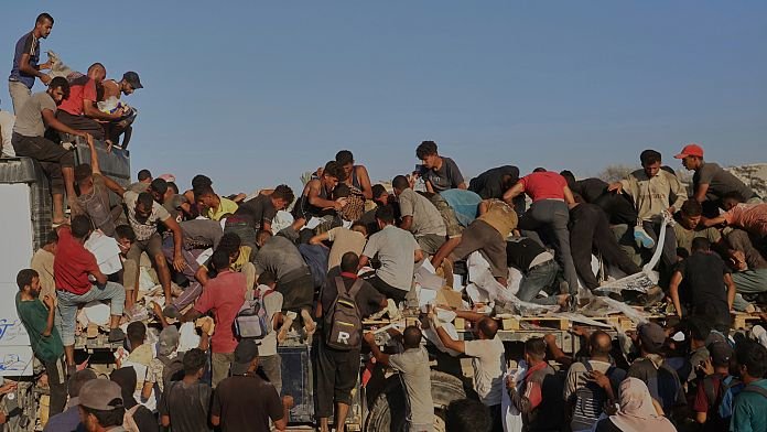 NO COMMENT: Multitudes se reúnen alrededor de camiones de ayuda en Gaza