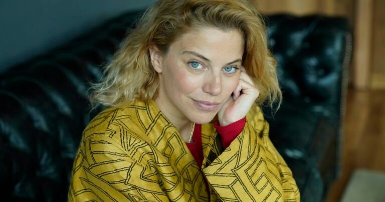 Justina Bustos y cómo convivir con ser madre en la vida real por primera vez y una mujer que no puede tener hijos, en la serie En el barro