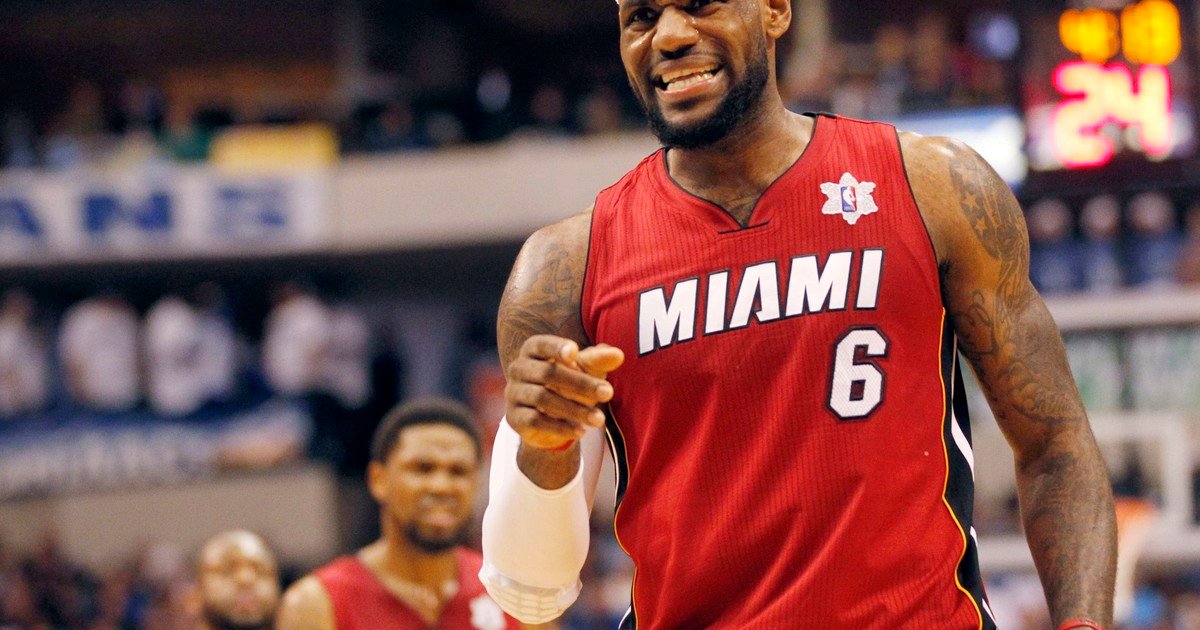 Fue empleado de seguridad de Miami Heat y lo acusan de robar más de 400 camisetas de la NBA: las vendía en Internet