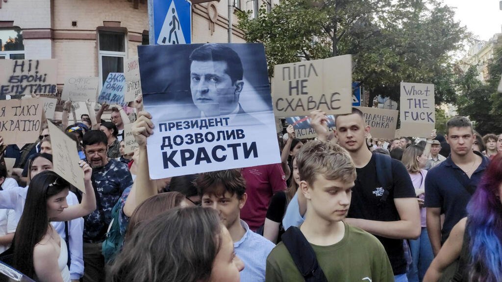 ¿Los escándalos de corrupción harán tambalear al Gobierno de Zelenski?