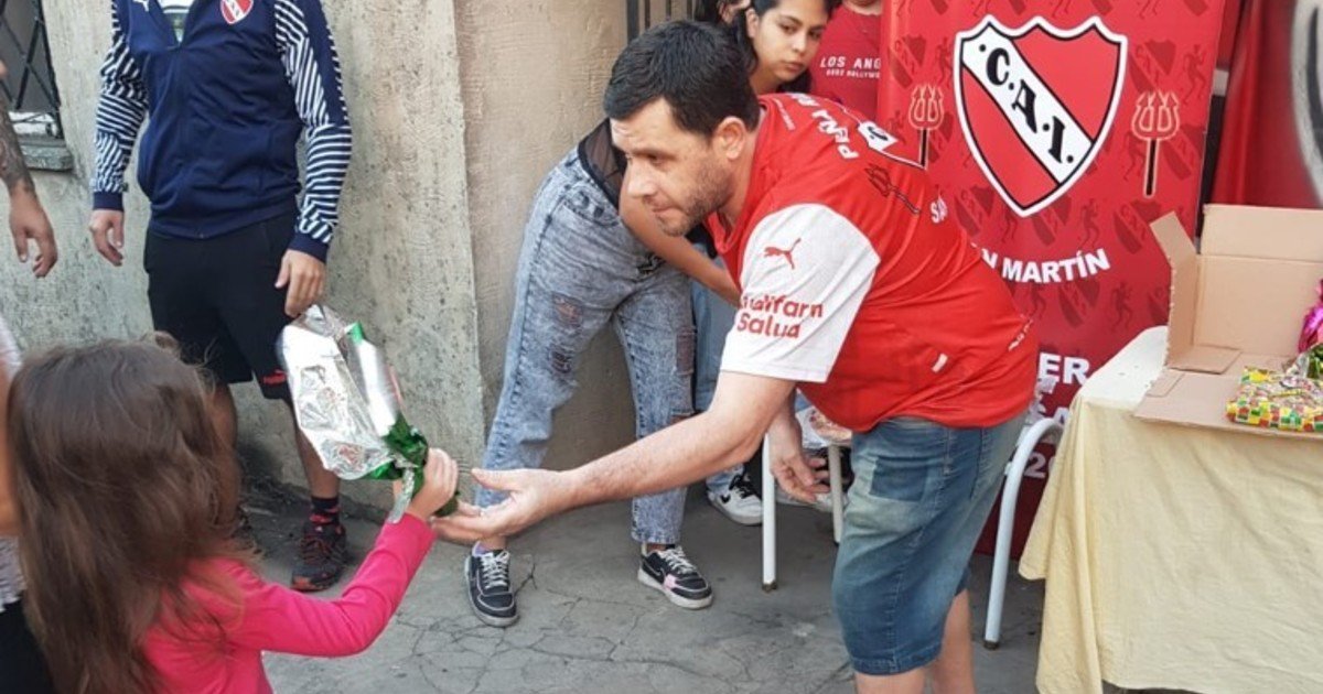 El hincha de Independiente que estaba inconsciente tras una caída en el viaje a Rosario se despertó y evoluciona