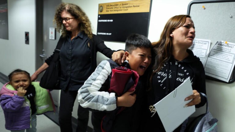 Agentes enmascarados en los pasillos: el miedo se apodera de la comunidad migrante en EE. UU.