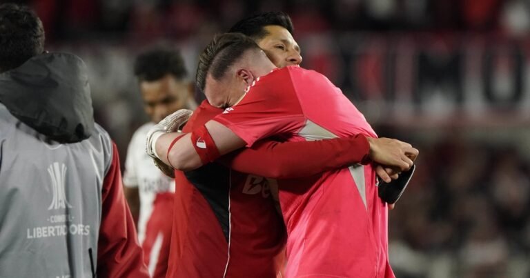 Franco Armani y el abrazo con llanto junto a Enzo Pérez tras pasar el karma de los penales de River vs Libertad: "Recompensa al trabajo"