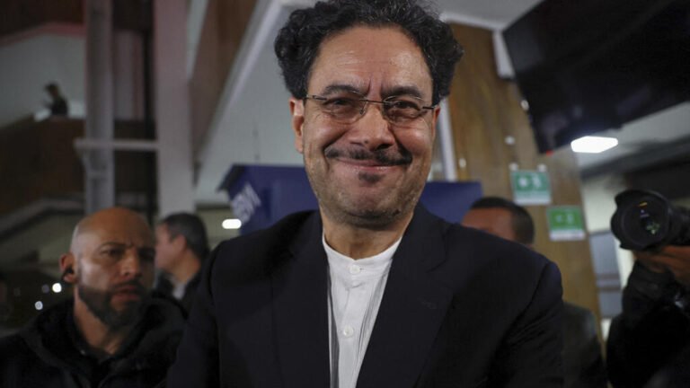 Iván Cepeda, la figura de izquierda que puede sacudir la campaña presidencial en Colombia